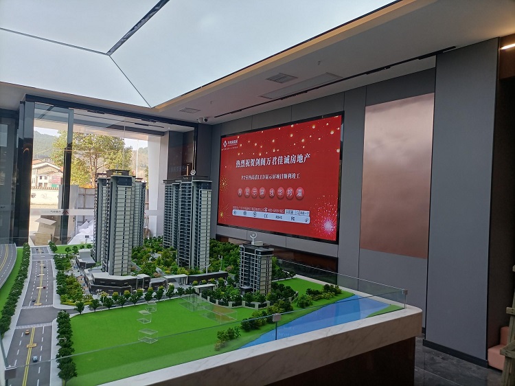 如今，在劍閣萬君佳城房地產(chǎn)售樓處，P2室內(nèi)LED顯示屏憑借優(yōu)越的可視性和強(qiáng)烈的視覺沖擊力，成為售樓處宣傳的得力助手。